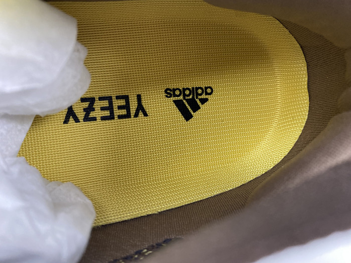 ad*s Y**zy boost 380 