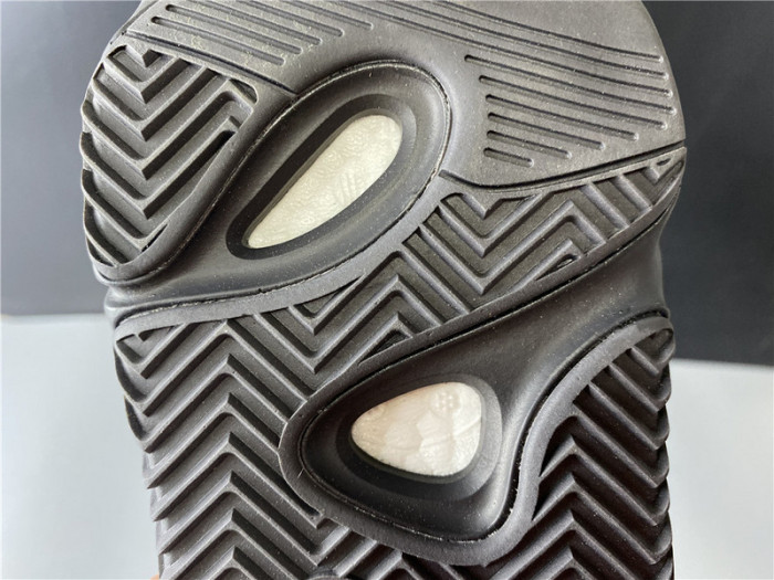 ad*s Y**zy boost 700 mnvn triple black - fv4440