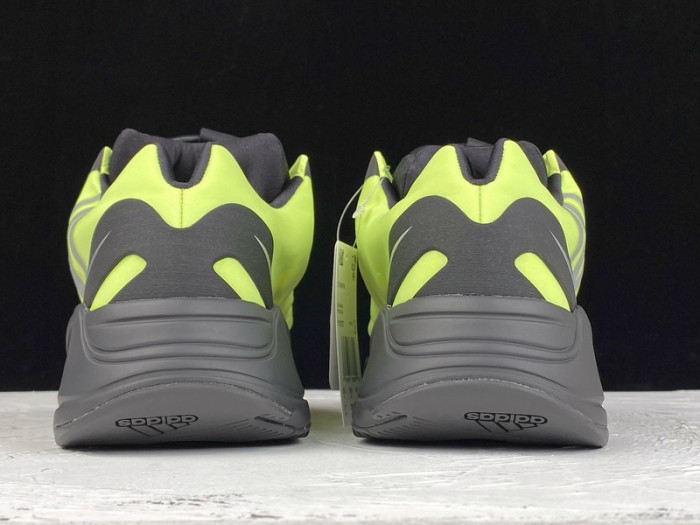ad*s Y**zy boost 700 mnvn phosphor  fy3727