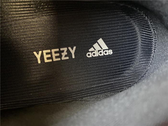 ad*s Y**zy boost 700 mnvn triple black - fv4440