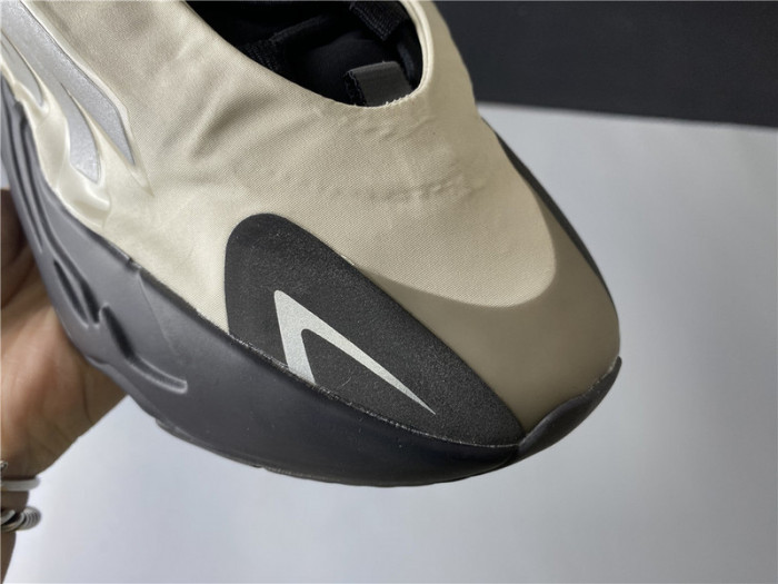 ad*s Y**zy boost 700 mnvn bone  fy3729