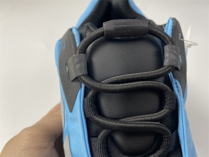 ad*s Y**zy boost 700 mnvn bright cyan gz3079